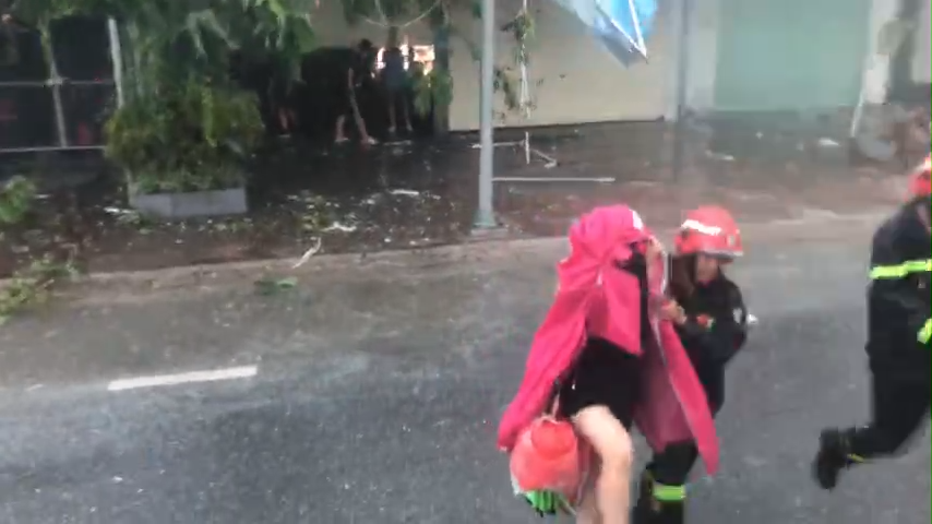 Phòng Cảnh sát PCCC và CNCH giúp đỡ người dân trong mưa bão